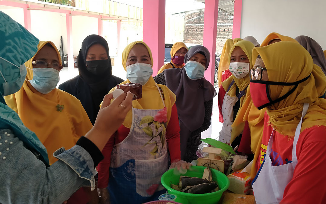 Prodi Teknologi Hasil Perikanan UNDIP Latih Wanita Usia Produktif Olah Ikan Lele di Klaten