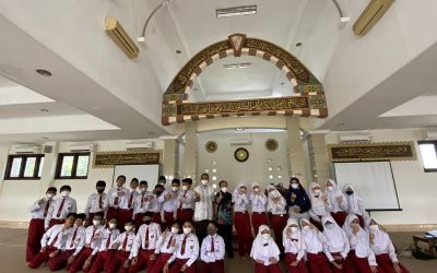 Kegiatan Pengabdian Gerakan Makan Ikan bagi anak-anak Sekolah Dasar Islam Hidayatullah Semarang