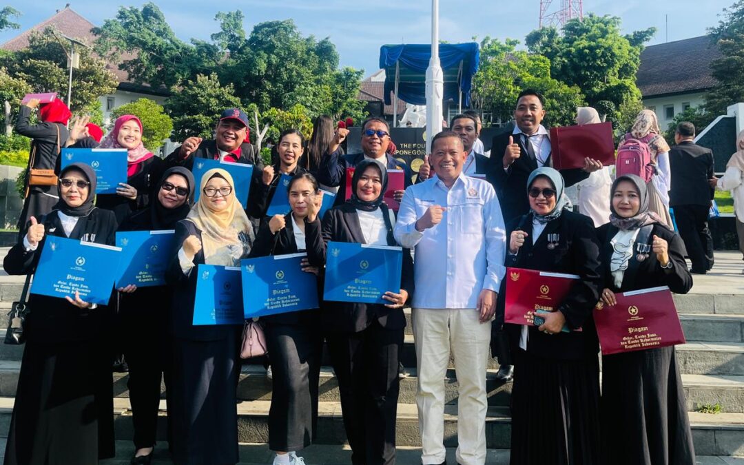 Dosen dan Tendik THP Universitas Diponegoro Terima Satya Lancana Karya Satya pada Peringatan Hari Pendidikan Nasional