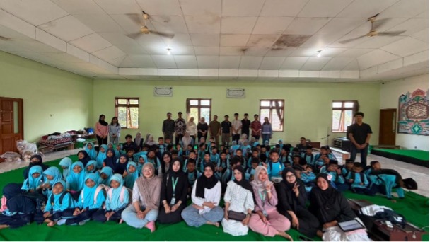 DEMIKAN Hebat Lawan Stunting: Mahasiswa KKN-T 97 UNDIP Edukasi Pentingnya Konsumsi Ikan di SD Unggulan Edi Mancoro