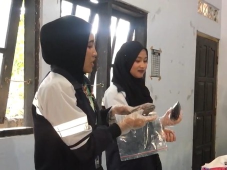 Mahasiswa THP UNDIP Kenalkan Olahan dan Keamanan Hasil Perikanan kepada PKK RW 3 Kauman Kidul