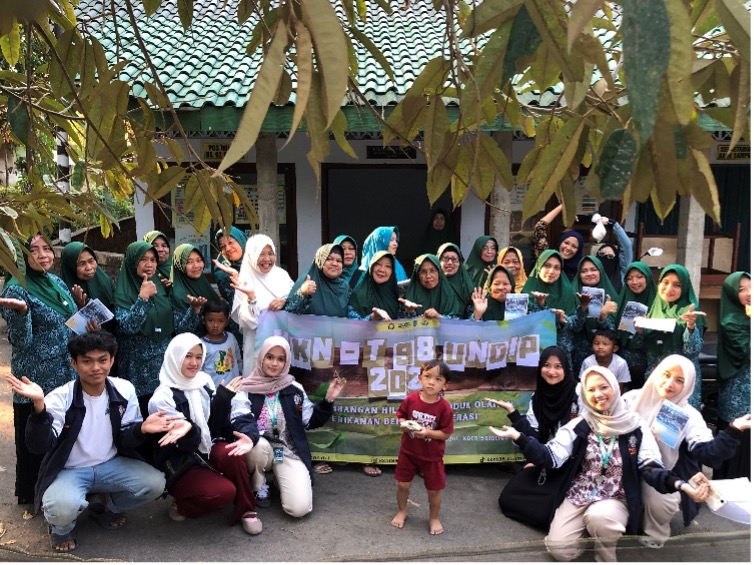 Penguatan Ekonomi Kreatif Produk Olahan Perikanan dan Edukasi Gizi Ikan Masyarakat Kelurahan Kauman Kidul Melalui Program KKN-T 98